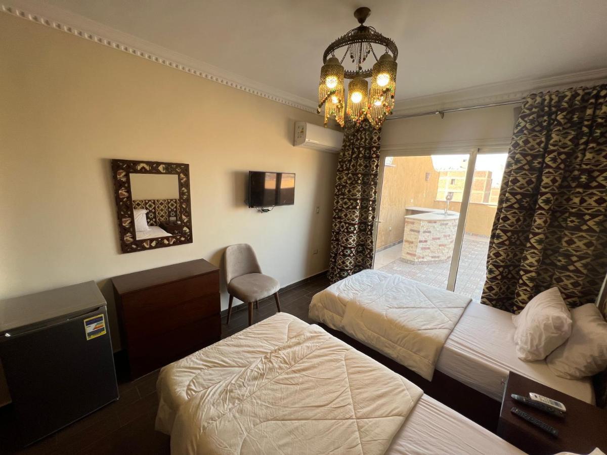 Bedouin Pyramids View Hotel Kafrat al Jabal Luaran gambar